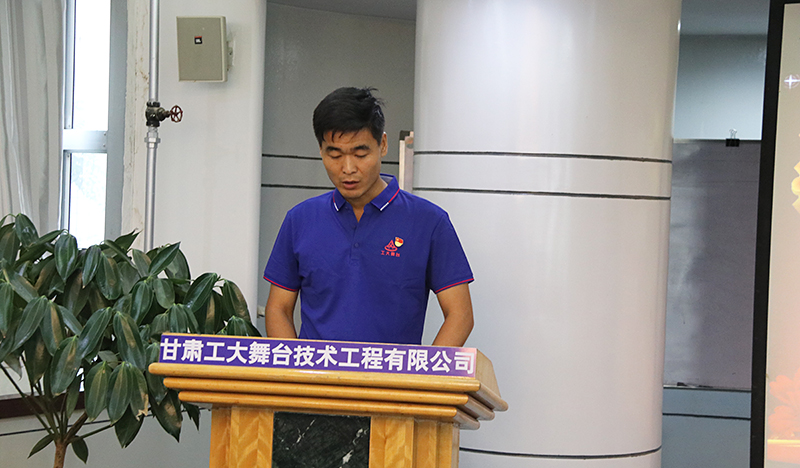 优异共产党员代表杨靖讲话.jpg