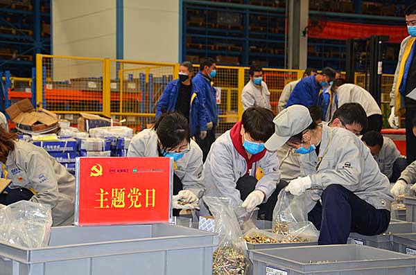 促生长、抓落实----集团公司手艺中心党支部开展主题党日义务劳动1.JPG