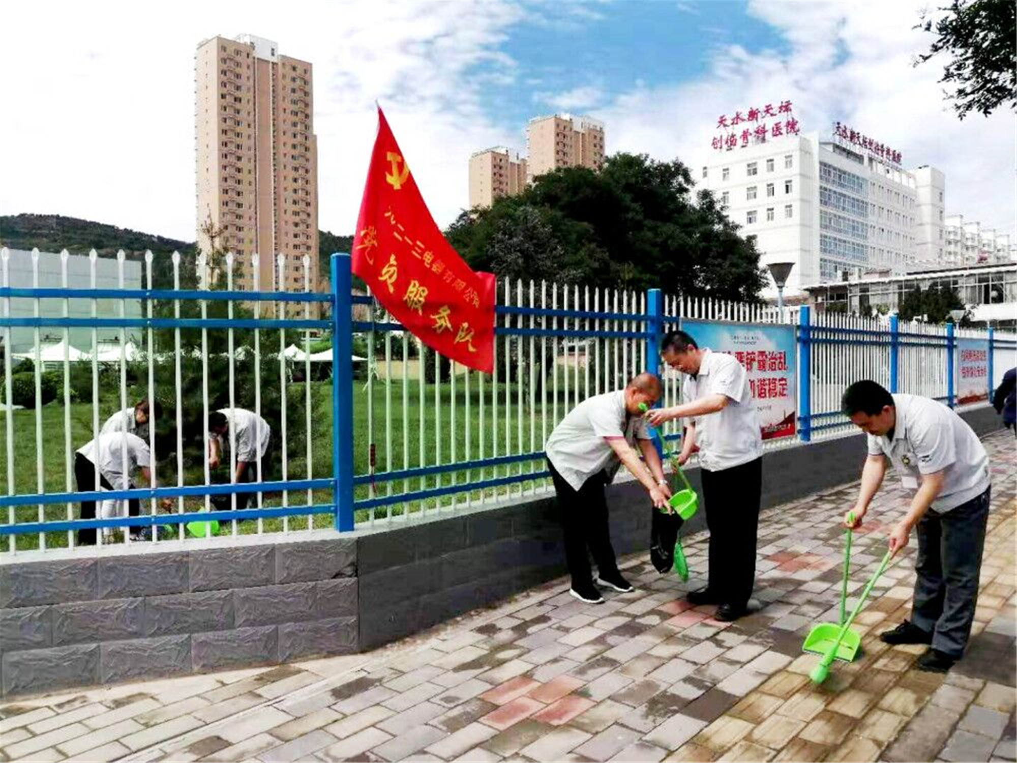机关一支部党员2019年义务劳动.jpg